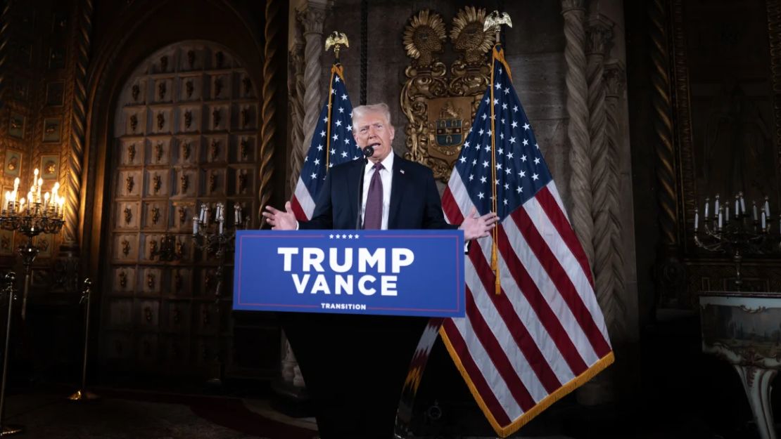 El presidente electo de Estados Unidos, Donald Trump, habla con los medios durante una conferencia de prensa en el Club Mar-a-Lago en Palm Beach, Florida.