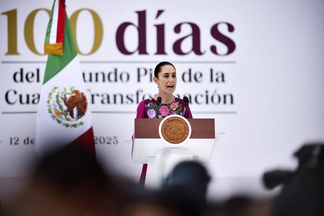 La presidenta de México, Claudia Sheinbaum, habla durante un evento para conmemorar sus primeros 100 días en el cargo en la Plaza del Zócalo, Ciudad de México, México, el 12 de enero de 2025.