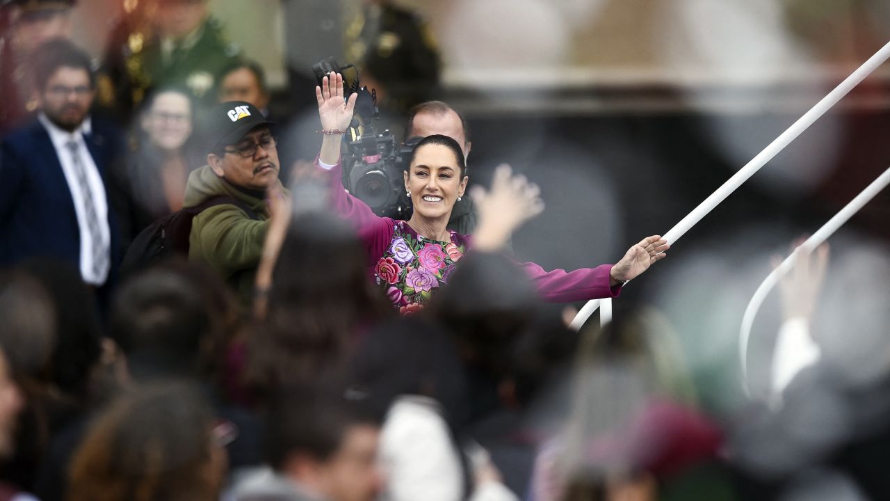 Los partidarios de la presidenta de México, Claudia Sheinbaum, asisten a un evento para conmemorar sus primeros 100 días en el cargo en la Plaza del Zócalo, Ciudad de México, México, el 12 de enero de 2025.