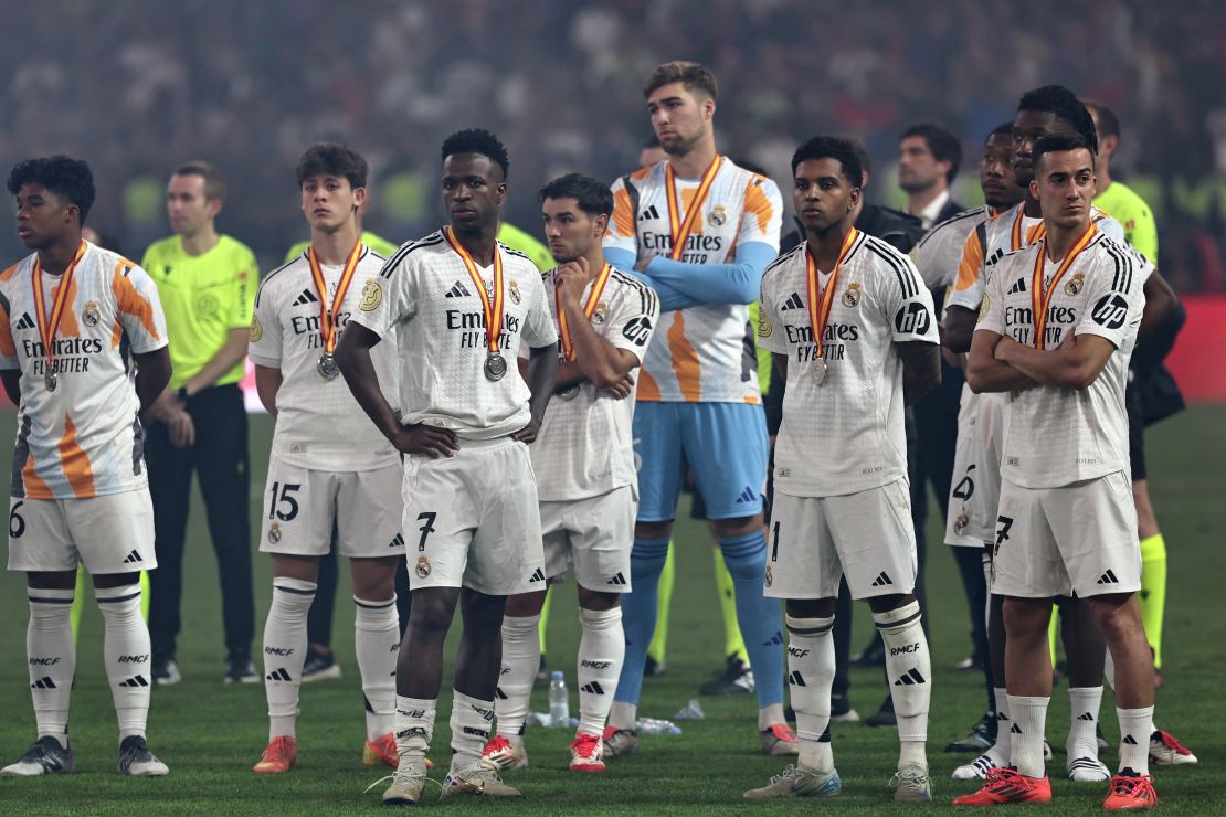 Los jugadores del Real Madrid observan con sus medallas después del partido final de la Supercopa de España entre el Real Madrid y el Barcelona en Yeddah el 12 de enero de 2025.