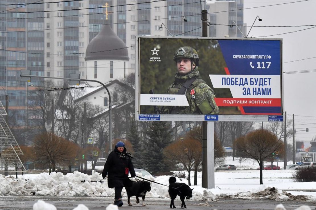 Una valla publicitaria en San Petersburgo, Rusia, promociona el servicio militar con el lema "la victoria será nuestra".