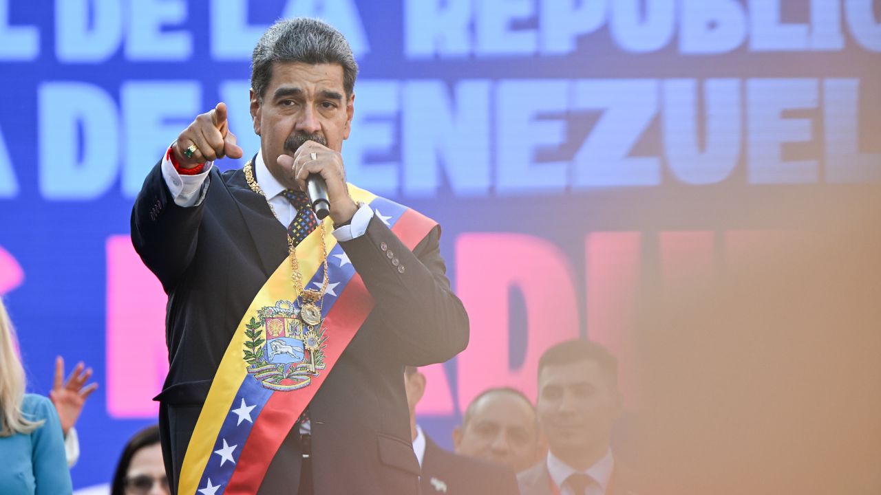 Nicolás Maduro habla durante la ceremonia de investidura en el Palacio Federal Legislativo el 10 de enero de 2025 en Caracas, Venezuela.