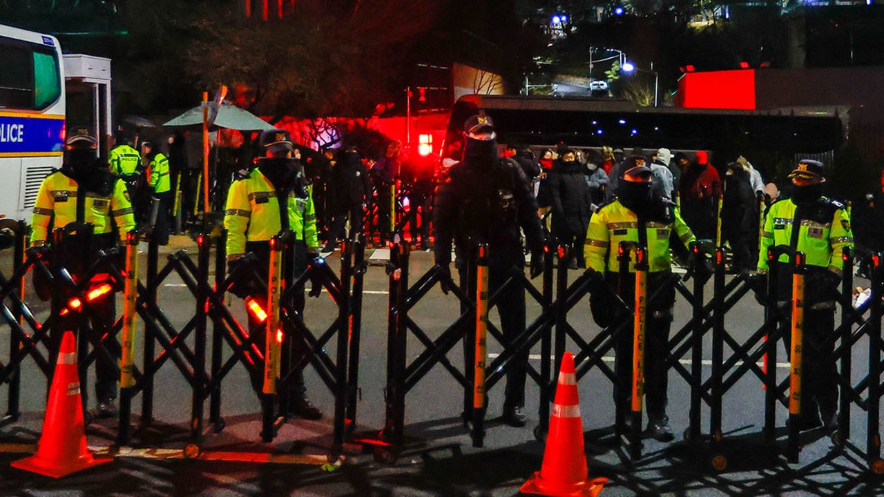 Police outside the official residence of Yoon Suk Yeol, as authorities launch fresh attempt to detain South Korea's embattled president.