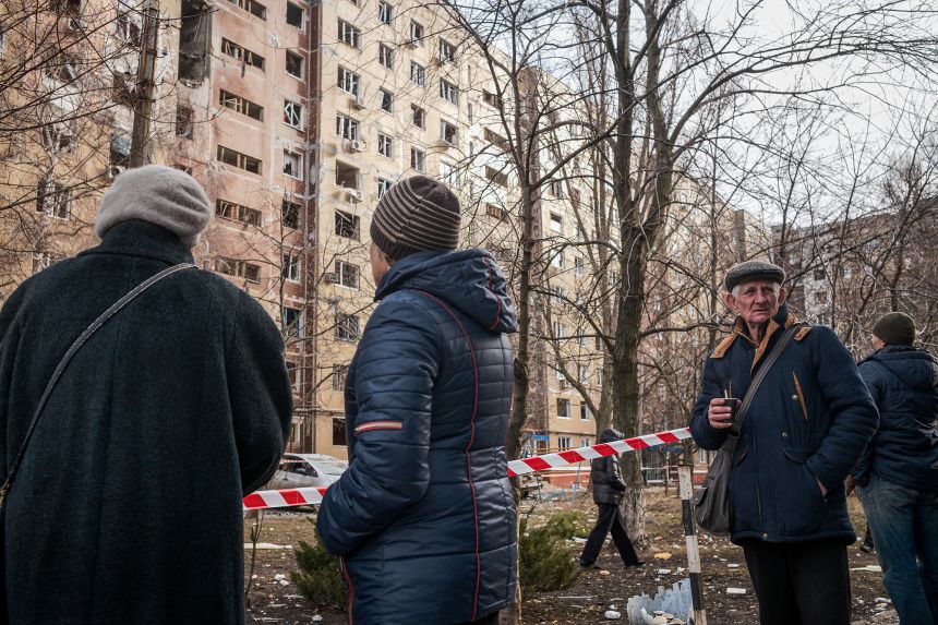 Мешканці оцінюють збитки від російських обстрілів у мікрорайоні Лазурний Краматорська.