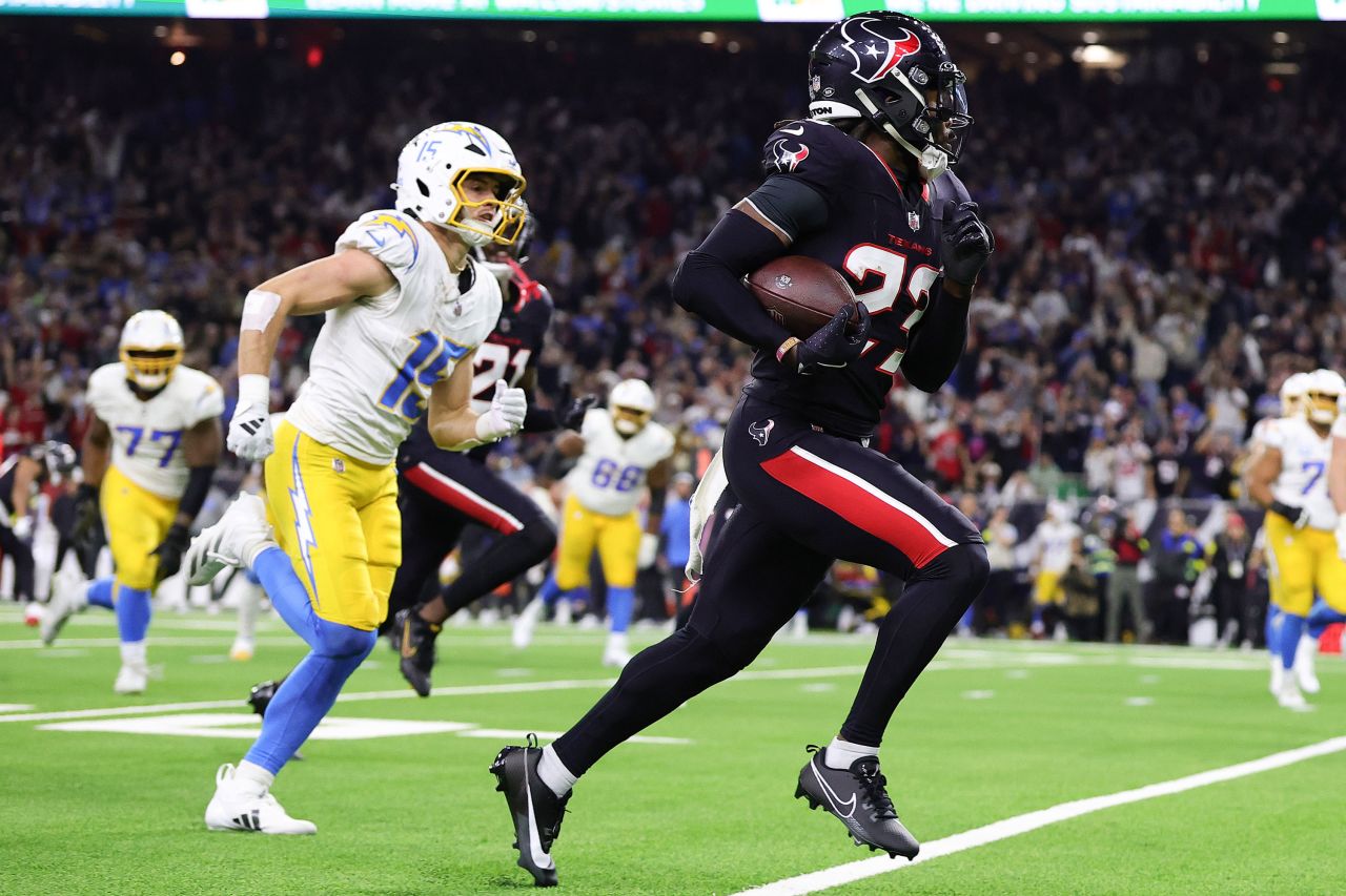 Houston Texans safety Eric Murray returns an interception for a touchdown in the third quarter.