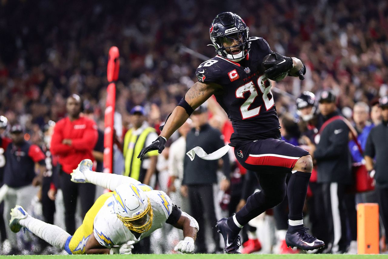 Houston Texans running back Joe Mixon carries the ball for a touchdown in the fourth quarter.