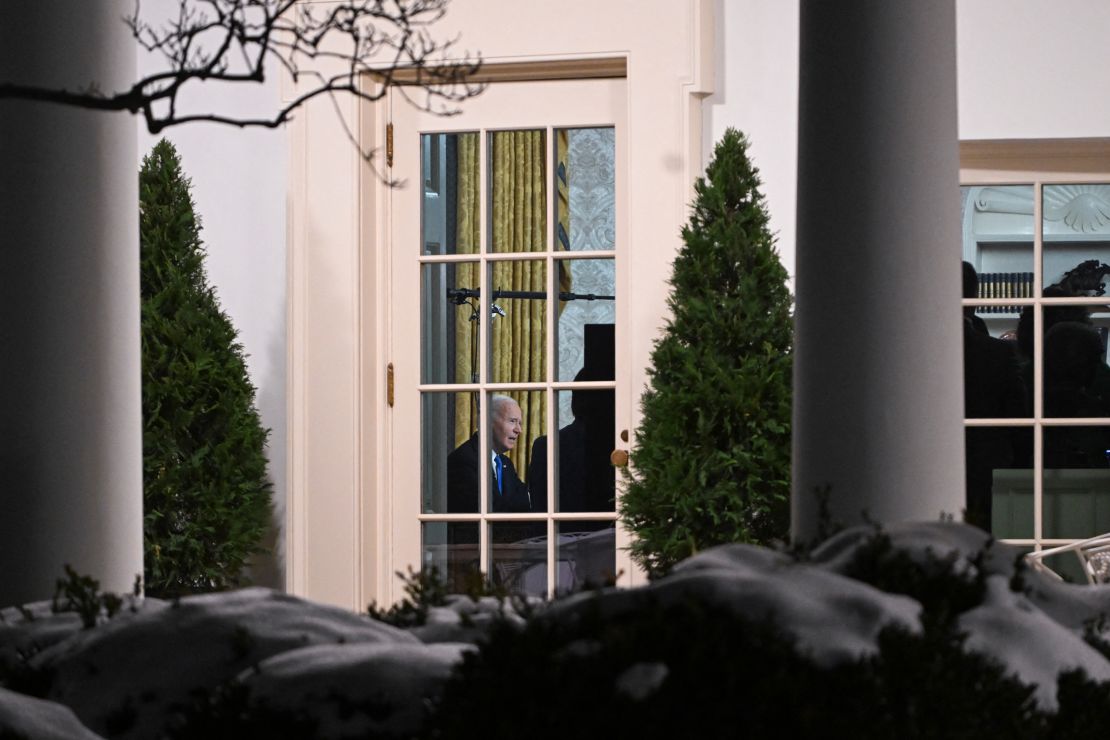 O presidente dos EUA, Joe Biden, faz seu discurso de despedida à nação no Salão Oval da Casa Branca em Washington, DC, em 15 de janeiro de 2025.