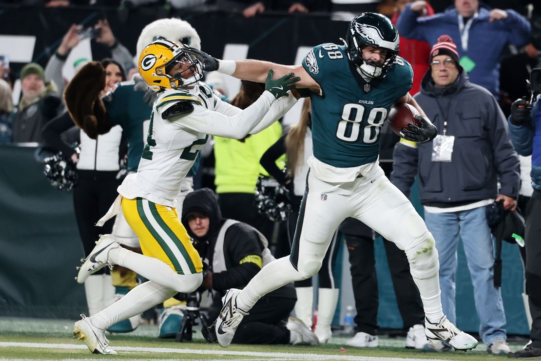 Dallas ⁤Goedert of ⁣the‍ Philadelphia Eagles ‌stiff arms Carrington Valentine of the Green Bay‌ Packers before ‌scoring a ⁣third quarter touchdown during the NFC Wild Card⁤ Playoff.