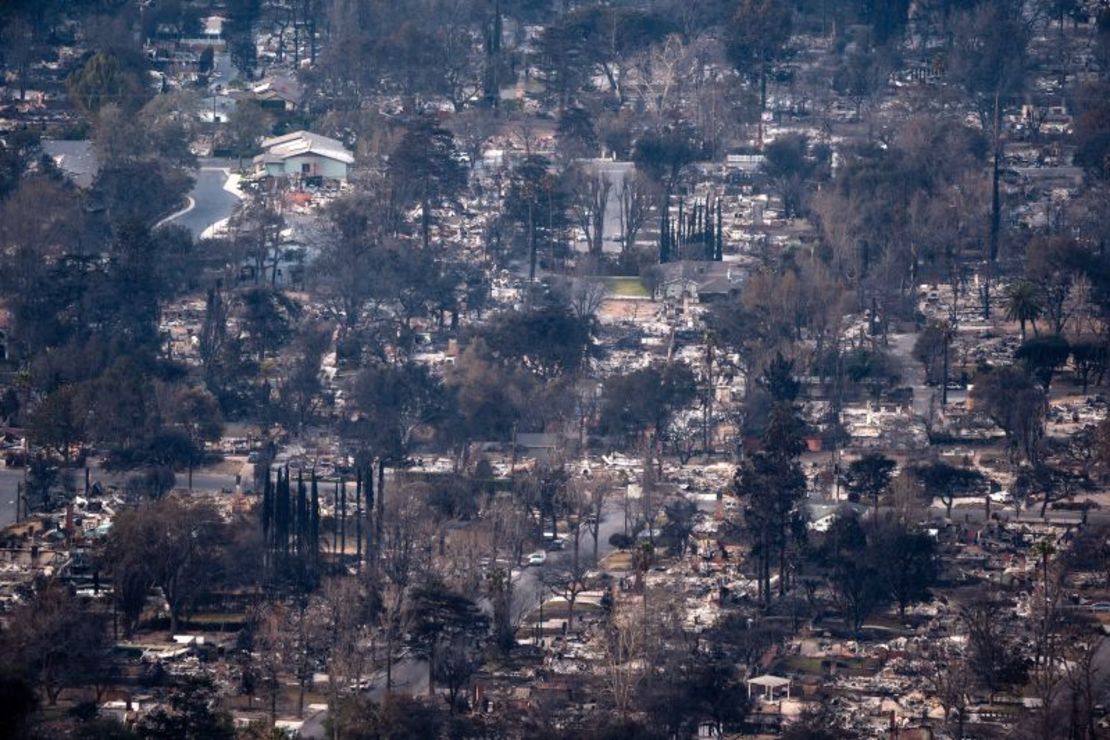 Casas destruidas por el incendio de Eaton en Altadena, California.