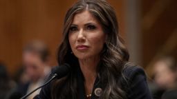 Kristi Noem, elegida para la Secretaría del Departamento de Seguridad Nacional, habla durante su audiencia de confirmación ante el Comité de Seguridad Nacional y Asuntos Gubernamentales en el Capitolio el 17 de enero de 2025 en Washington.