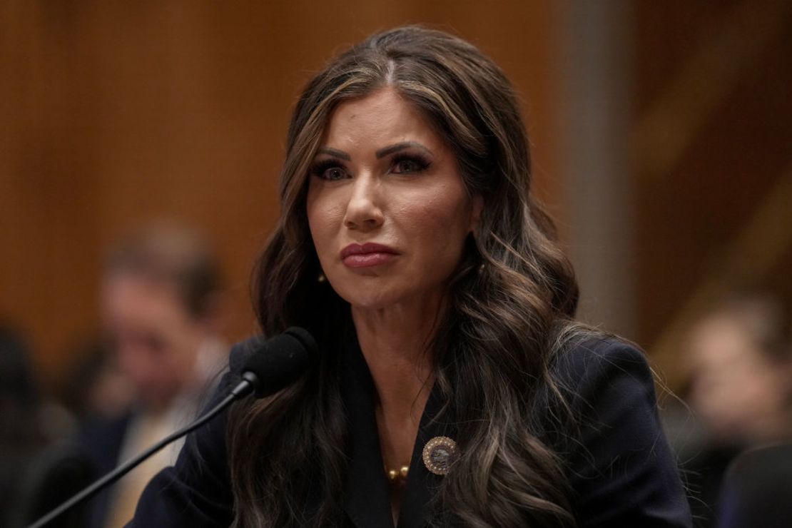 Kristi Noem, elegida para la Secretaría del Departamento de Seguridad Nacional, habla durante su audiencia de confirmación ante el Comité de Seguridad Nacional y Asuntos Gubernamentales en el Capitolio el 17 de enero de 2025 en Washington.
