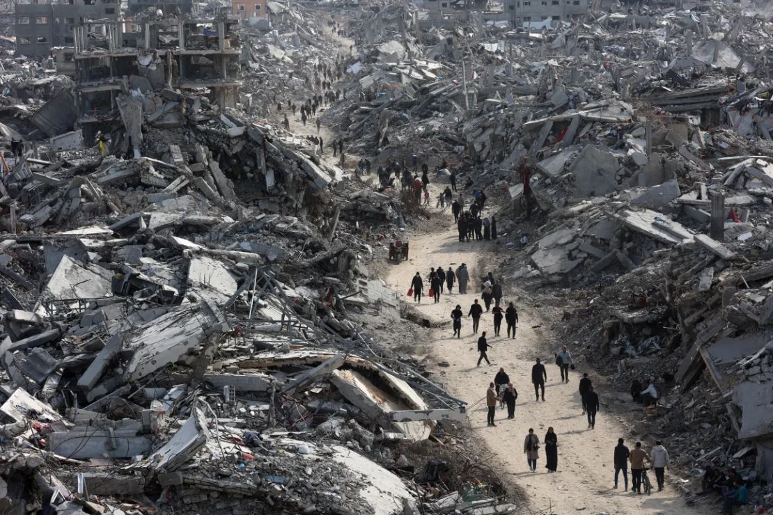 Palestinos desplazados regresan al campamento de refugiados de Jabalia, devastado por la guerra, en el norte de Gaza el 19 de enero de 2025, poco antes de que se implementara el acuerdo de alto el fuego.