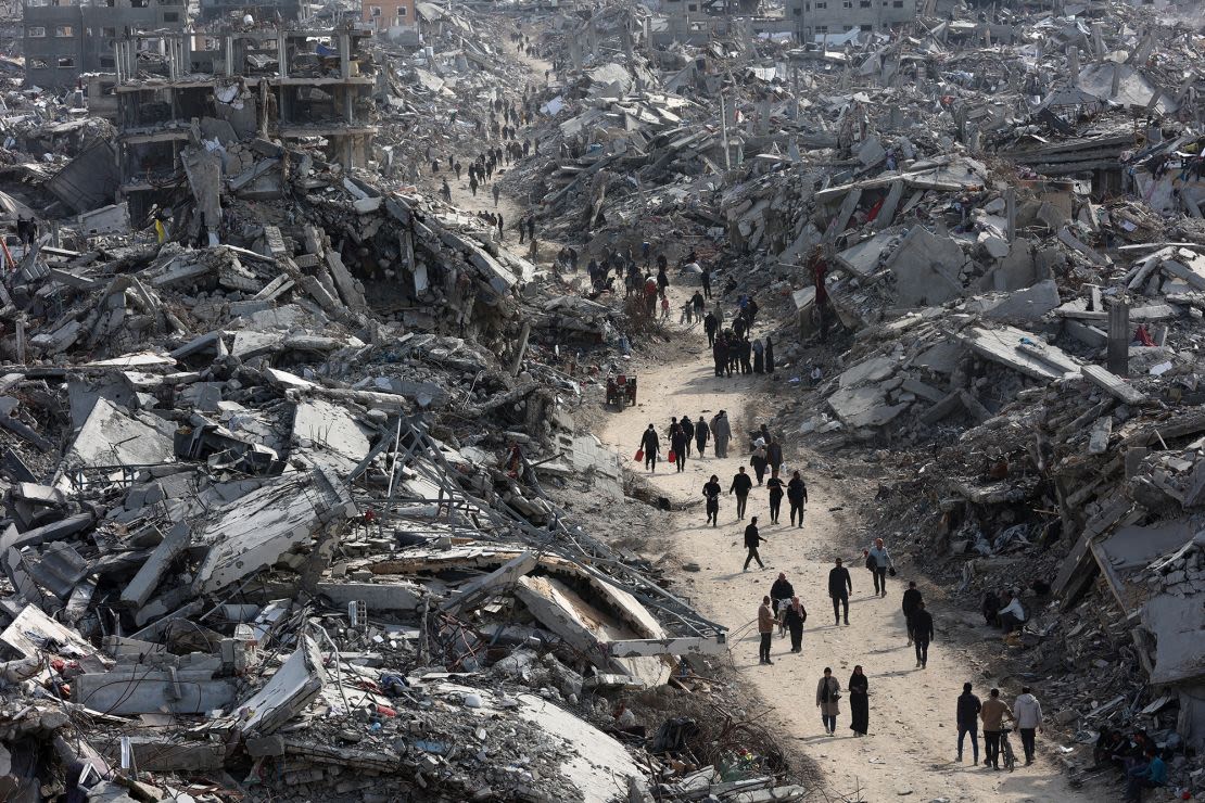 Esta vista aérea muestra a palestinos desplazados que regresan al campo de refugiados de Jabalia, devastado por la guerra, en el norte de Gaza, el 19 de enero de 2025.