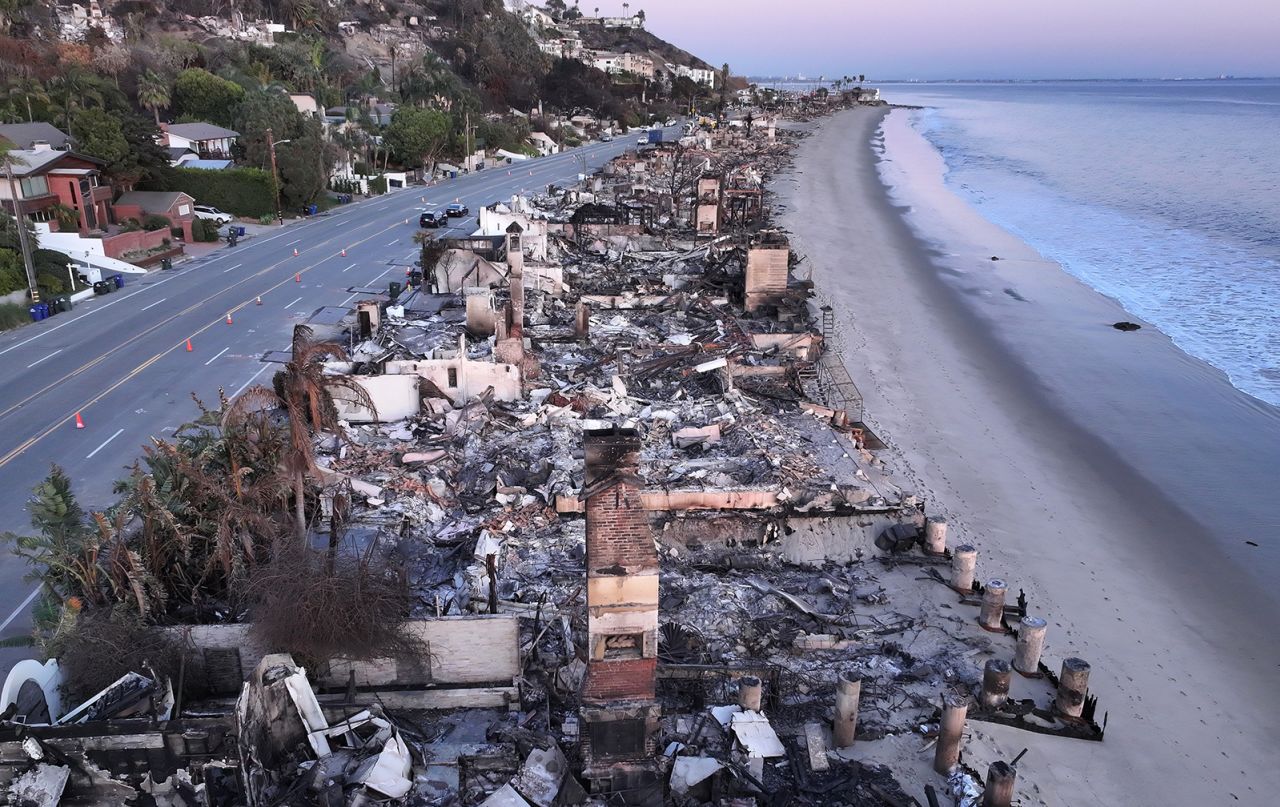 Çarşamba günü Kaliforniya'nın Malibu kentindeki Palisades Yangını'nda yanan sahil evlerinin havadan görünümü.