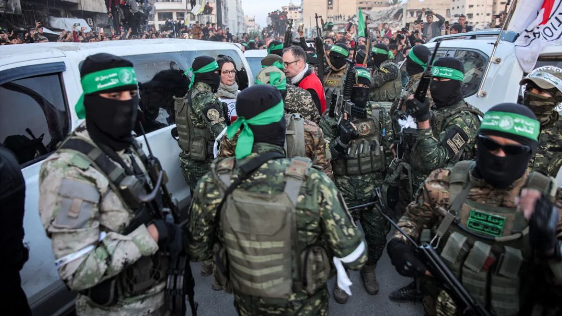 Miembros del Comité Internacional de la Cruz Roja hablan con combatientes de las Brigadas Ezzedine al-Qassam, el ala armada de Hamas, en la Plaza Saraya en el oeste de la Ciudad de Gaza el 19 de enero de 2025.