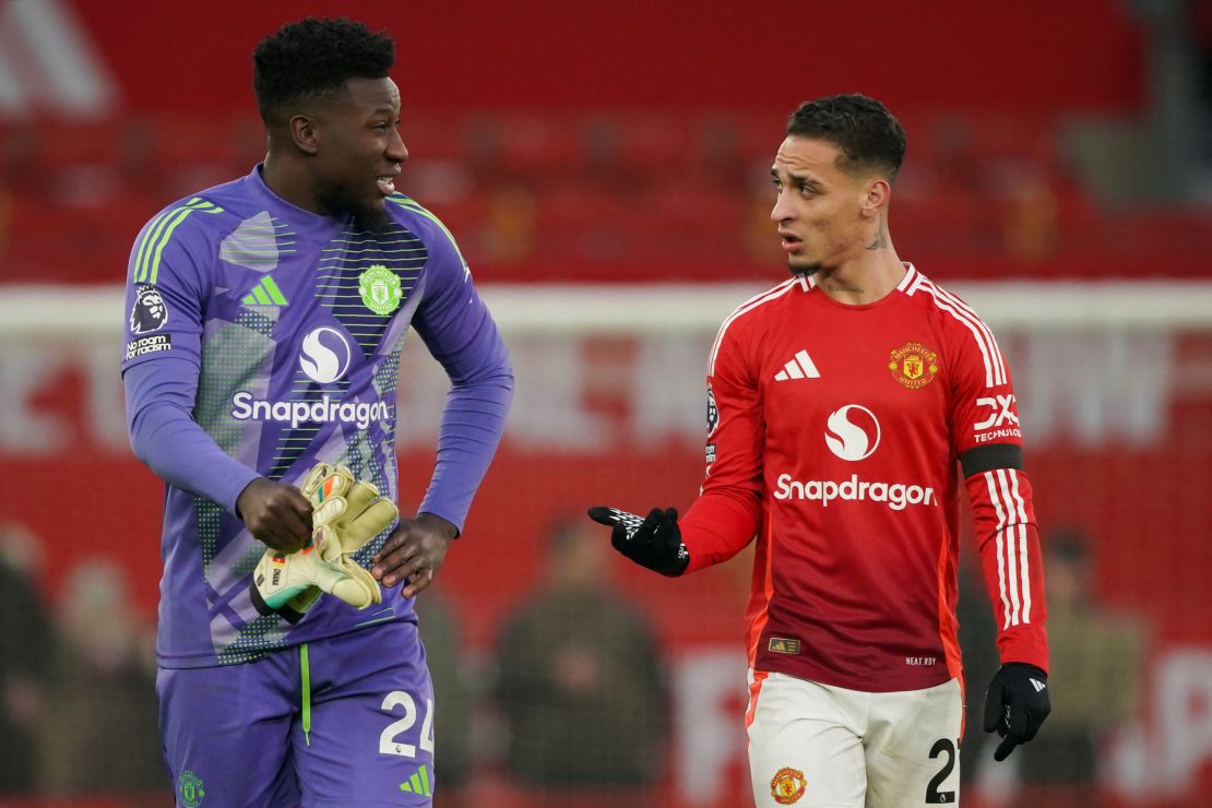 El portero camerunés del Manchester United, Andre Onana, habla con el delantero brasileño Antony al final del partido de fútbol de la Premier League inglesa entre el Manchester United y el Brighton and Hove Albion en Old Trafford en Manchester, el 19 de enero de 2025.