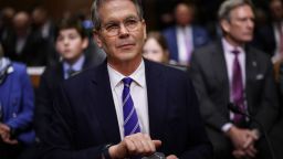 El multimillonario administrador de fondos de cobertura Scott Bessent se prepara para testificar ante la comisión de Finanzas del Senado durante su audiencia de confirmación para secretario del Tesoro en el edificio de Oficinas del Senado Dirksen en Capitol Hill el 16 de enero de 2025 en Washington.