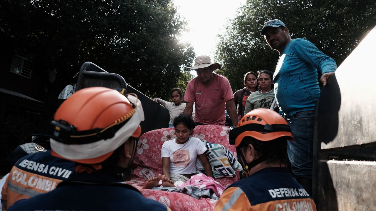 Civil defense  help a child as displaced people from recent clashes between armed groups take shelter at the General Santander Stadium in Cucuta, Norte de Santander Department, Colombia on January 19, 2025. A fresh outbreak of guerrilla violence amid a faltering peace process in conflict-riddled Colombia has left more than 80 people dead in just over three days, officials reported Sunday. The National Liberation Army (ELN) armed group launched an assault in the northeastern Catatumbo region last Thursday on a rival formation comprised of ex- of the now-defunct FARC guerrilla force who kept fighting after it disarmed in 2017. (Photo by STR photographer / AFP) (Photo by STR PHOTOGRAPHER/AFP via Getty Images)