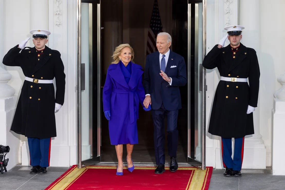 El traje morado bipartidista de la ex primera dama Jill Biden fue del diseñador estadounidense Ralph Lauren.