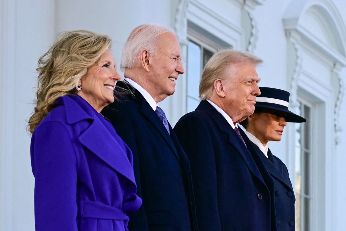 El presidente Joe Biden y la primera dama Jill Biden saludan al presidente electo Donald Trump y a Melania Trump a su llegada a la Casa Blanca el lunes 20 de enero.