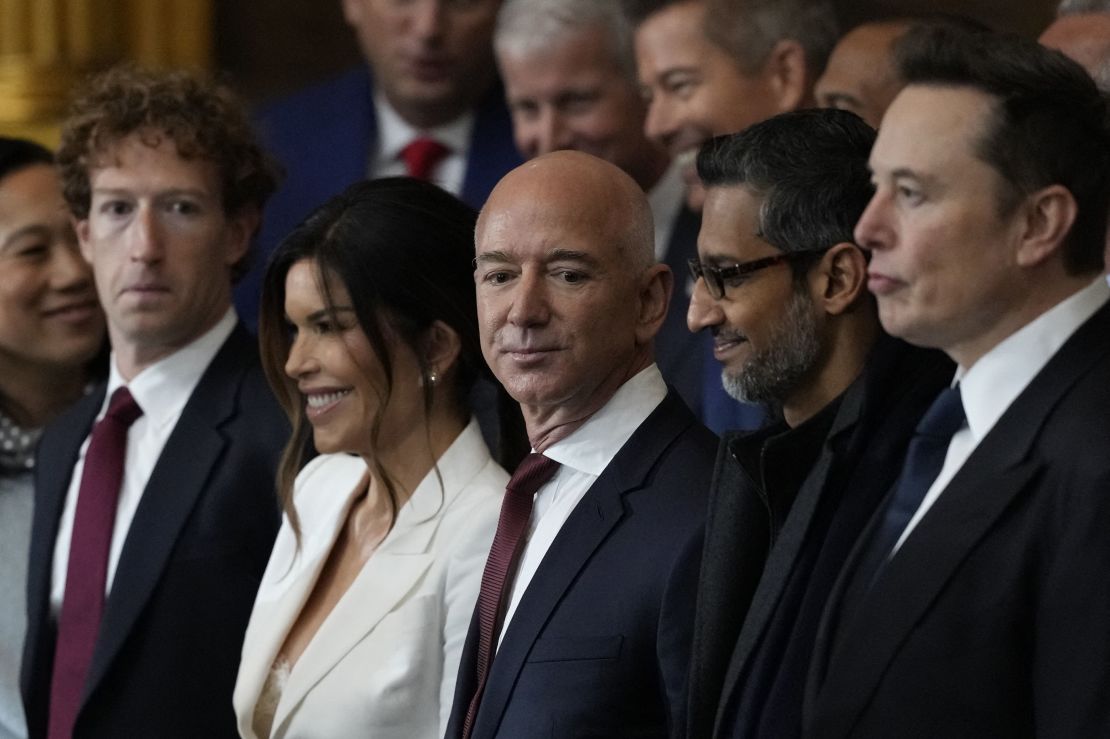 Invitados como el CEO de Meta, Mark Zuckerberg, el fundador de Amazon, Jeff Bezos, el CEO de Google, Sundar Pichai, y el CEO de Tesla y SpaceX, Elon Musk, llegan a la Rotonda del Capitolio el lunes.