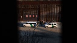 Migrantes procesados por agentes de la Patrulla Fronteriza del sector de San Diego, visto desde Tijuana, México, el 20 de enero de 2025.