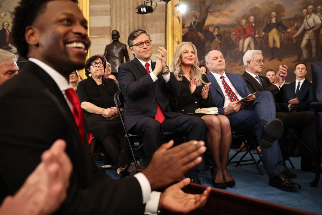 El presidente de la Cámara de Representantes, Mike Johnson, y su esposa, Kelly Johnson, en el centro, reaccionan mientras Trump habla el lunes.