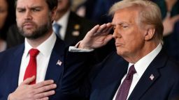 El presidente de EE.UU., Donald Trump, y el vicepresidente J.D. Vance escuchan a Christopher Macchio cantar el himno nacional durante su inauguración en la Rotonda del Capitolio de los Estados Unidos en Washington, DC, el 20 de enero de 2025.