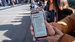 Un solicitante de ingreso legal muestra un mensaje actualizado en la aplicación CBP One que menciona que todas las citas han sido canceladas mientras esperan su cita de CBP One con las autoridades estadounidenses antes de cruzar por el puerto de El Chaparral en Tijuana, estado de Baja California, México, el 20 de enero de 2025.