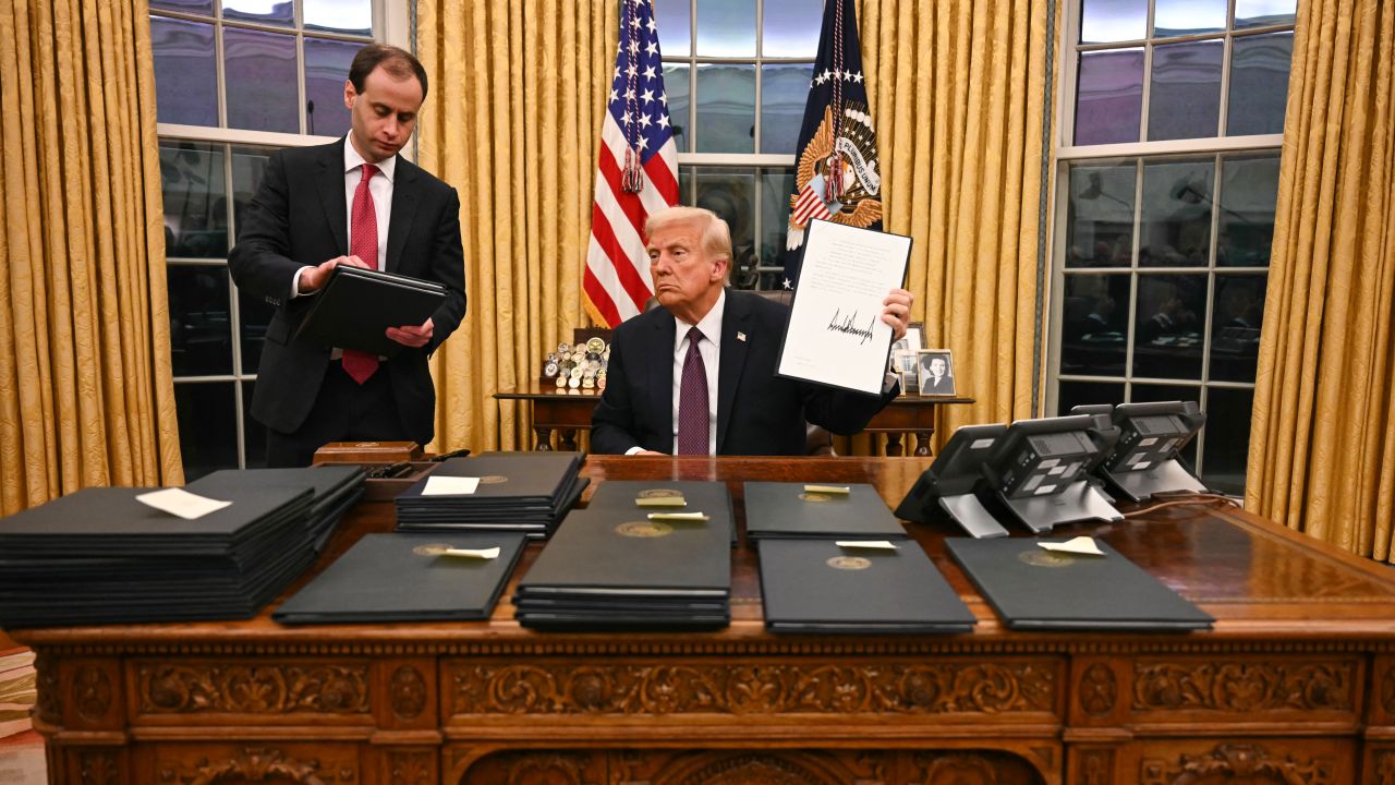 US President Donald Trump signs executive orders in the Oval Office of the WHite House in Washington, DC, on January 20, 2025. (Photo by Jim WATSON / POOL / AFP) (Photo by JIM WATSON/POOL/AFP via Getty Images)