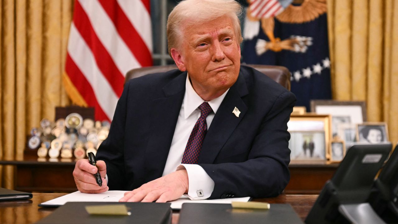 TOPSHOT - US President Donald Trump signs executive orders in the Oval Office of the White House in Washington, DC, on January 20, 2025. (Photo by Jim WATSON / AFP) (Photo by JIM WATSON/AFP via Getty Images)