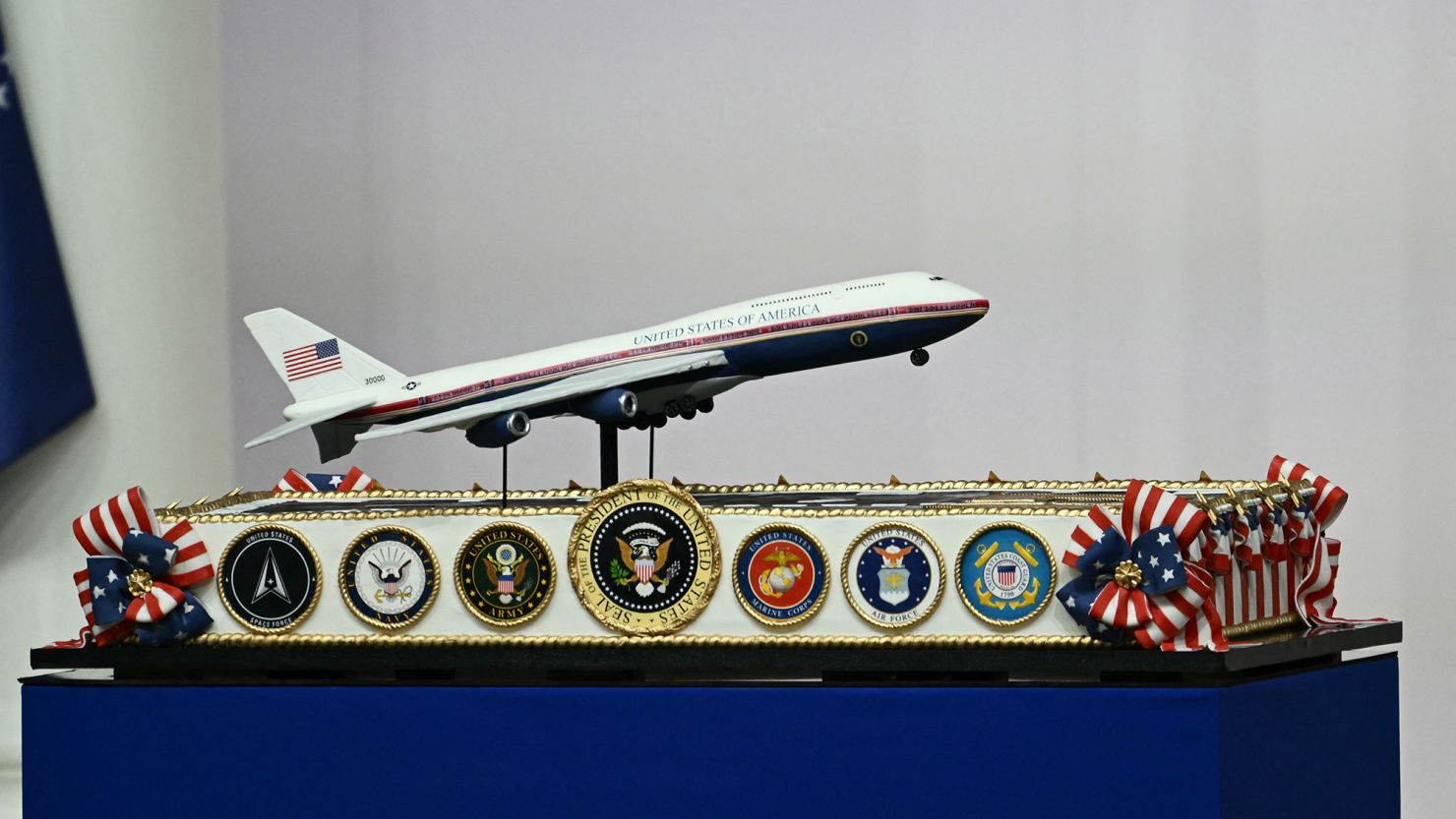 Elon Musk visits Boeing about delayed new Air Force One jets | CNN Business