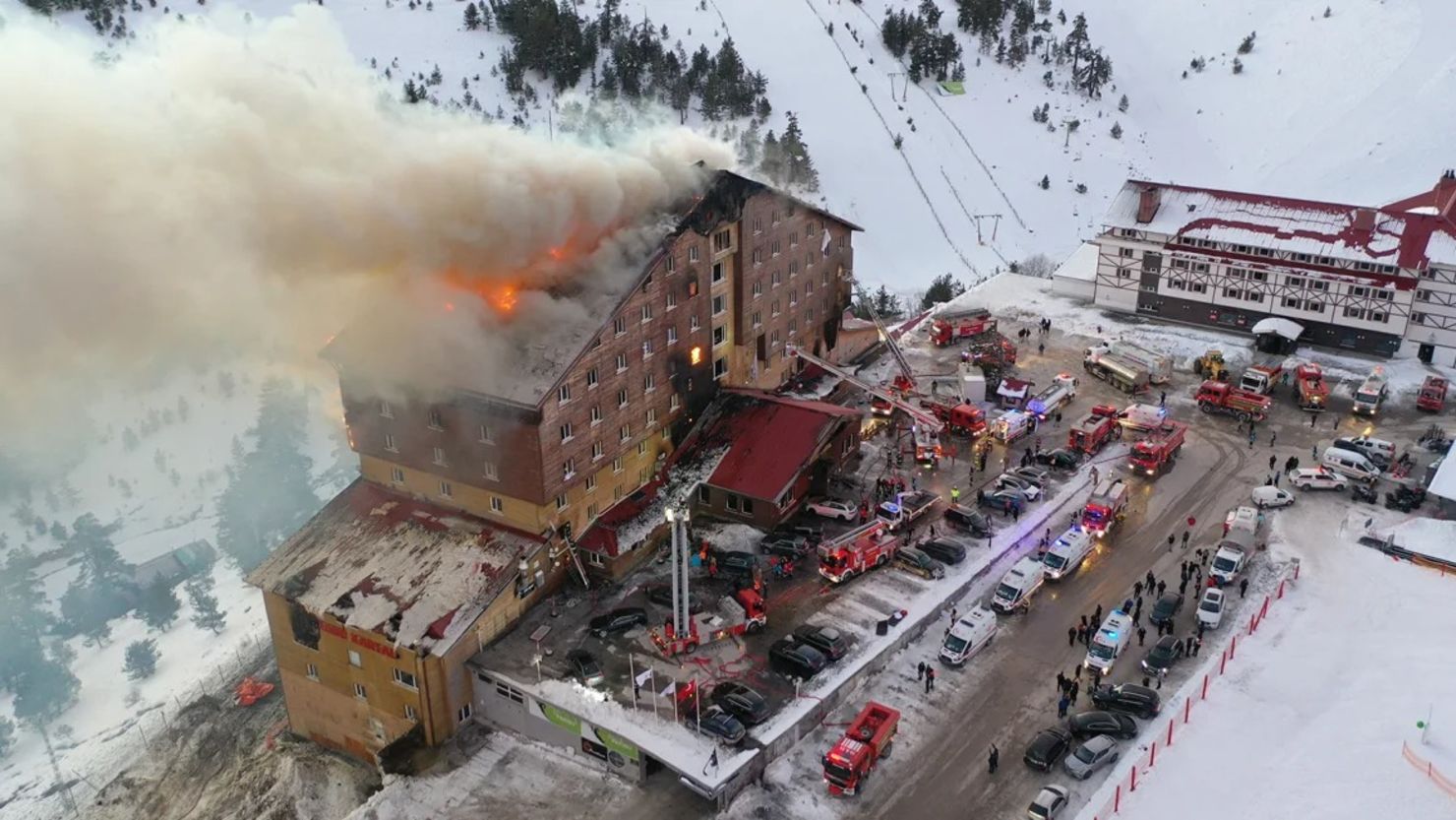 Los servicios de emergencia luchan por extinguir el incendio en el hotel del centro de esquí Bolu Kartalkaya el 21 de enero de 2025 en Bolu, Turquía.