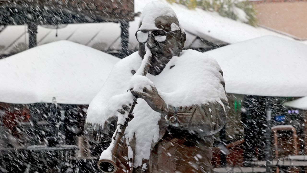 NEW ORLEANS, LOUISIANA - JANUARY 21: A statue of Pete Fountain is covered in snow inside New Orleans Musical Legends Park on Bourbon Street on January 21, 2025 in New Orleans, Louisiana. A winter storm brought rare snowfall to the city shutting down schools and businesses and drawing out locals, many of whom had never seen snow before. (Photo by Michael DeMocker/Getty Images)