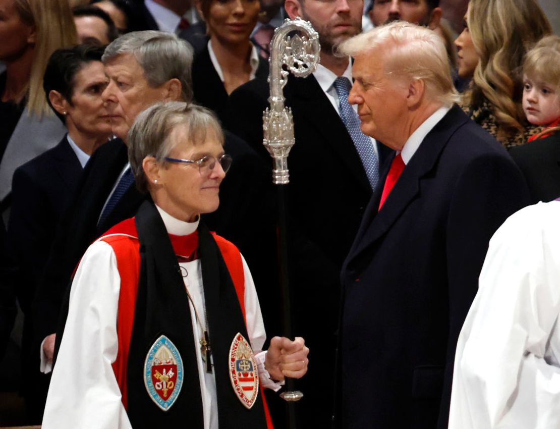 La obispa Mariann Edgar Budde (izq.) llegando ante la mirada del presidente Donald Trump en la Catedral Nacional de Washington el 21 de enero de 2025.