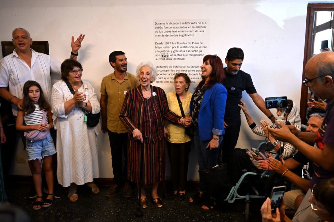 Estela de Carlotto, presidenta de la organización de Derechos Humanos "Abuelas de Plaza de Mayo", durante una conferencia de prensa en Buenos Aires el 21 de enero de 2025, en la que anunciaron que encontraron a la nieta "139", una mujer que nació después de que sus padres desaparecieron durante la dictadura militar en Argentina (1976-1983)