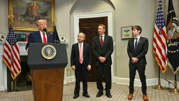 De izquierda a derecha, se ve al presidente Donald Trump con Masayoshi Son, Larry Ellison y Sam Altman en la Casa Blanca el martes.