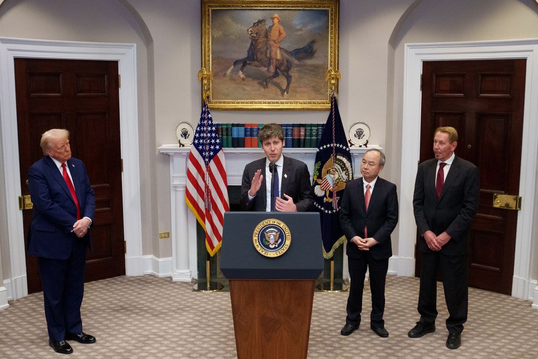 El CEO de OpenAI, Sam Altman, acompañado por el presidente Donald Trump, el CTO de Oracle, Larry Ellison (d), y el CEO de SoftBank, Masayoshi Son (2° d), durante el anuncio de una inversión en infraestructura de IA.