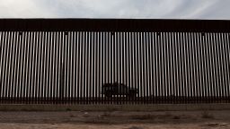 Un vehículo de la Aduana y Protección Fronteriza de EE.UU. (CBP) patrulla a lo largo de la frontera entre EE.UU. y México en El Paso, Texas, el 22 de enero de 2025.