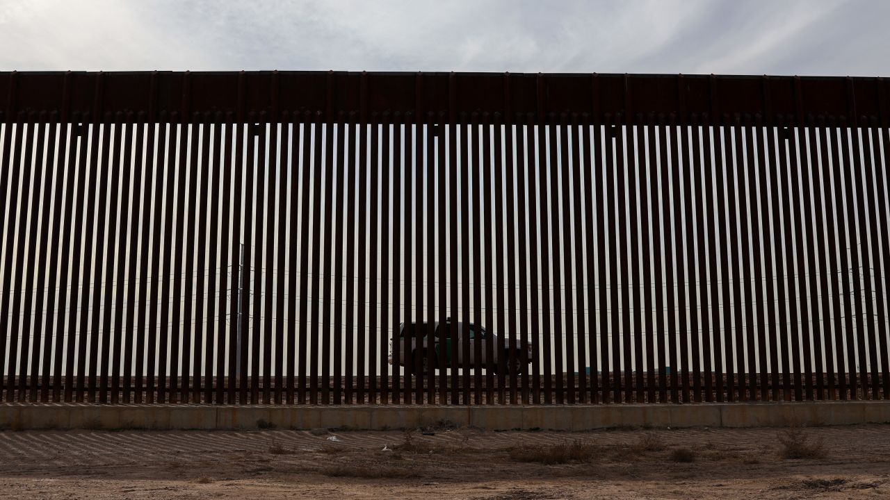 Un vehículo de la Aduana y Protección Fronteriza de EE.UU. (CBP) patrulla a lo largo de la frontera entre EE.UU. y México en El Paso, Texas, el 22 de enero de 2025.