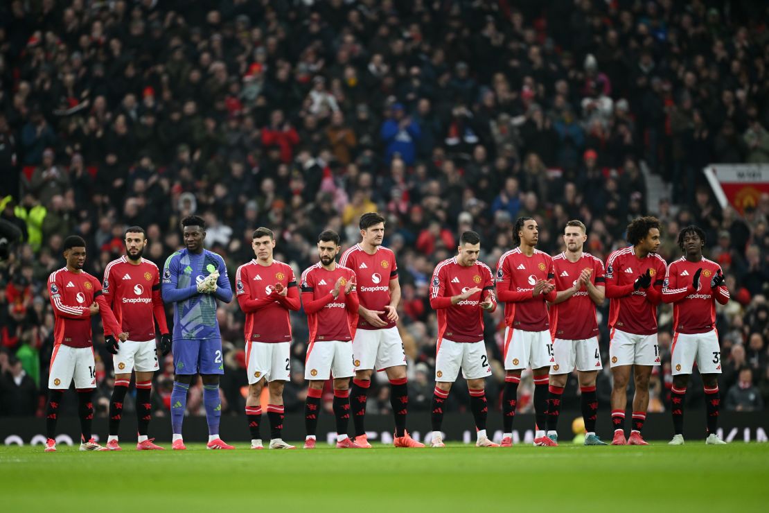 Los jugadores del Manchester United durante un minuto en memoria de Dennis Law, quien falleció recientemente antes del partido de la Premier League entre el Manchester United FC y el Brighton & Hove Albion FC en Old Trafford el 19 de enero de 2025 en Manchester, Inglaterra.