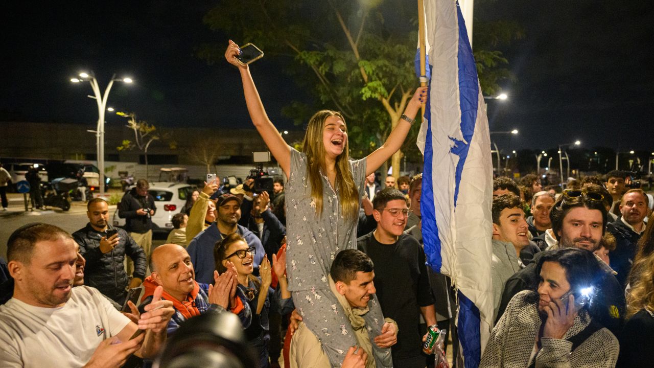 RAMAT GAN, ISRAEL - JANUARY 19: People cheer as the hostages arrive at Sheba Medical Center, also known as Tel HaShomer Hospital, where hostages are arriving after the first phase of a ceasefire agreement began between Israel and Hamas on January 19, 2025 in Ramat Gan, Israel. A total of 33 Israeli hostages, taken captive by Hamas and allied groups on Oct. 7, 2023, were to be released in the first phase of the ceasefire, in exchange for 1,890 Palestinian prisoners. Of the 251 hostages taken on Oct. 7, 94 are still held in Gaza, with 60 assumed to be living and 34 dead. (Photo by Alexi J. Rosenfeld/Getty Images)