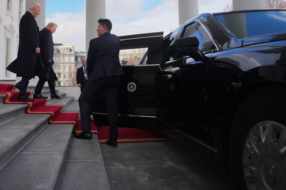 Biden y Trump salen de la Casa Blanca hacia el Capitolio el lunes.