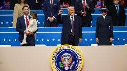 El presidente de EE.UU., Donald Trump, con el vicepresidente de EE.UU. J.D. Vance y la primera dama Melania Trump durante su toma de posesión en el Capital One Arena el 20 de enero de 2025 en Washington.