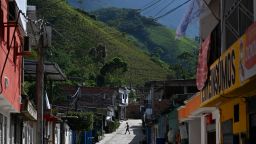 Un hombre cruza una calle en el municipio de Teorama, región del Catatumbo, departamento de Norte de Santander, Colombia, el 23 de enero de 2025.