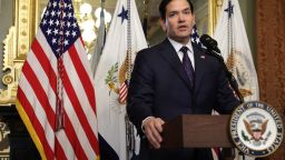 El recién confirmado secretario de Estado de EE.UU., Marco Rubio, habla durante una ceremonia de juramento en la oficina ceremonial del vicepresidente en el Edificio de Oficinas Ejecutivas Eisenhower el 21 de enero de 2025 en Washington.