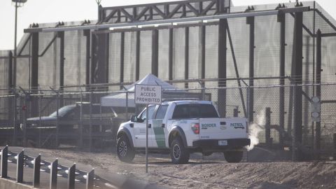 Vehículos de la Patrulla Fronteriza y las fuerzas del orden se reúnen cerca del muro fronterizo en la frontera entre Estados Unidos y México en El Paso, Texas, el 24 de enero de 2025.