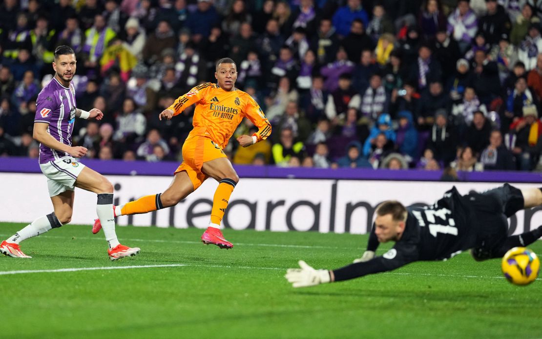 Mbappé finishes off a Real Madrid counter-attack against Valladolid.