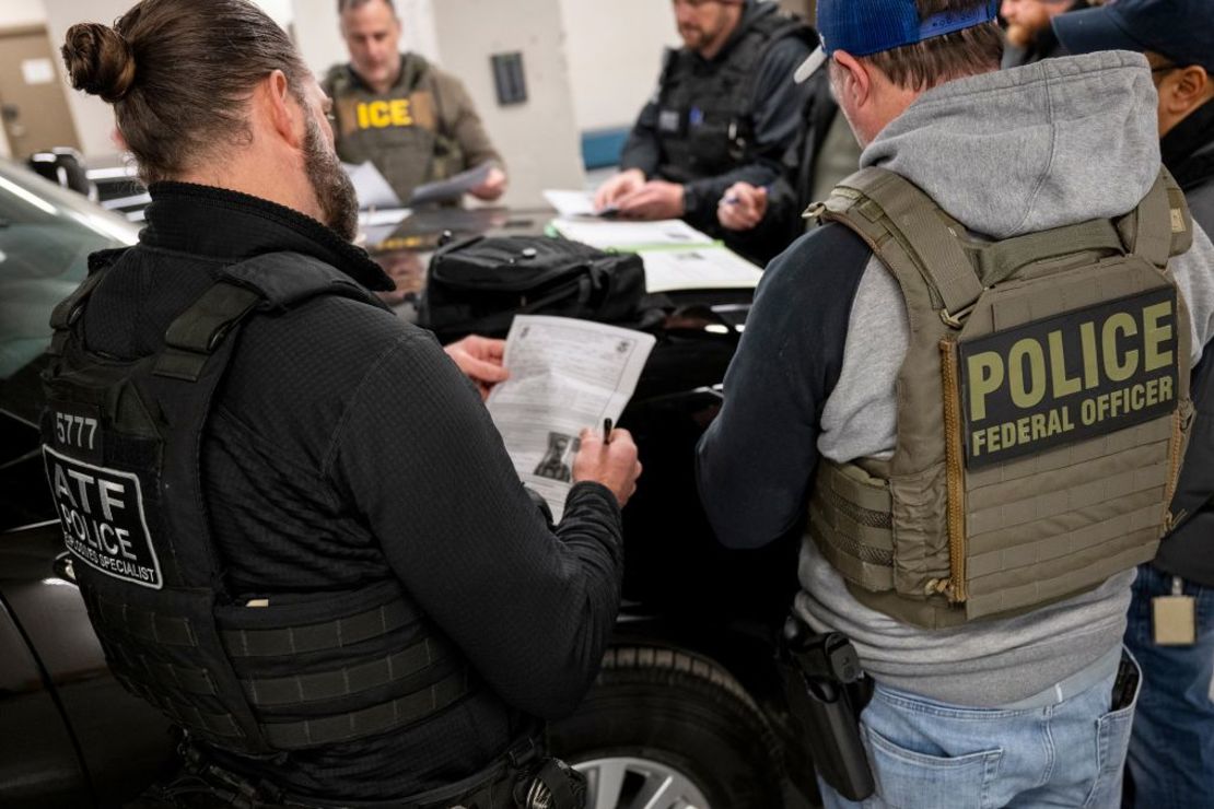 Agentes del Servicio de Inmigración y Control de Aduanas de Estados Unidos, junto con otras agencias federales de aplicación de la ley, asisten a una reunión previa a la ejecución en Chicago el domingo. El presidente Donald Trump se ha comprometido a llevar a cabo el mayor esfuerzo de deportación en la historia de Estados Unidos.