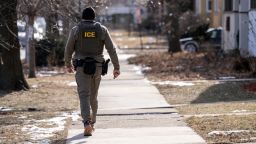 Un agente del Servicio de Inmigración y Control de Aduanas de Estados Unidos (ICE) camina por una calle durante una operación de control policial dirigida por varias agencias en Chicago, Illinois, EE. UU., el domingo 26 de enero de 2025. Christopher Dilts/Bloomberg/Getty Images/ARCHIVO